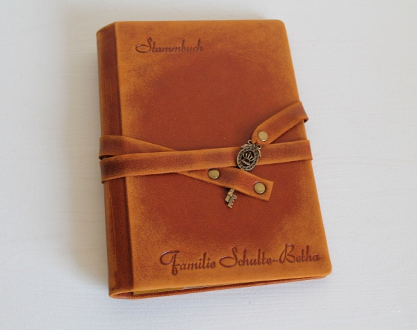 Stammbuch "Schlüssel - Krone" in Vintage-Look aus Nappaleder, cognacbraun